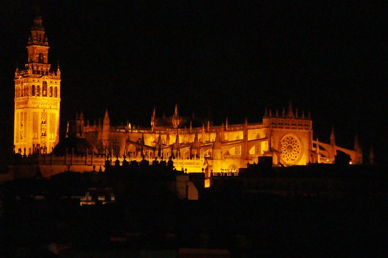 Sevilla, de kathedraal vanuit het hotel.jpg